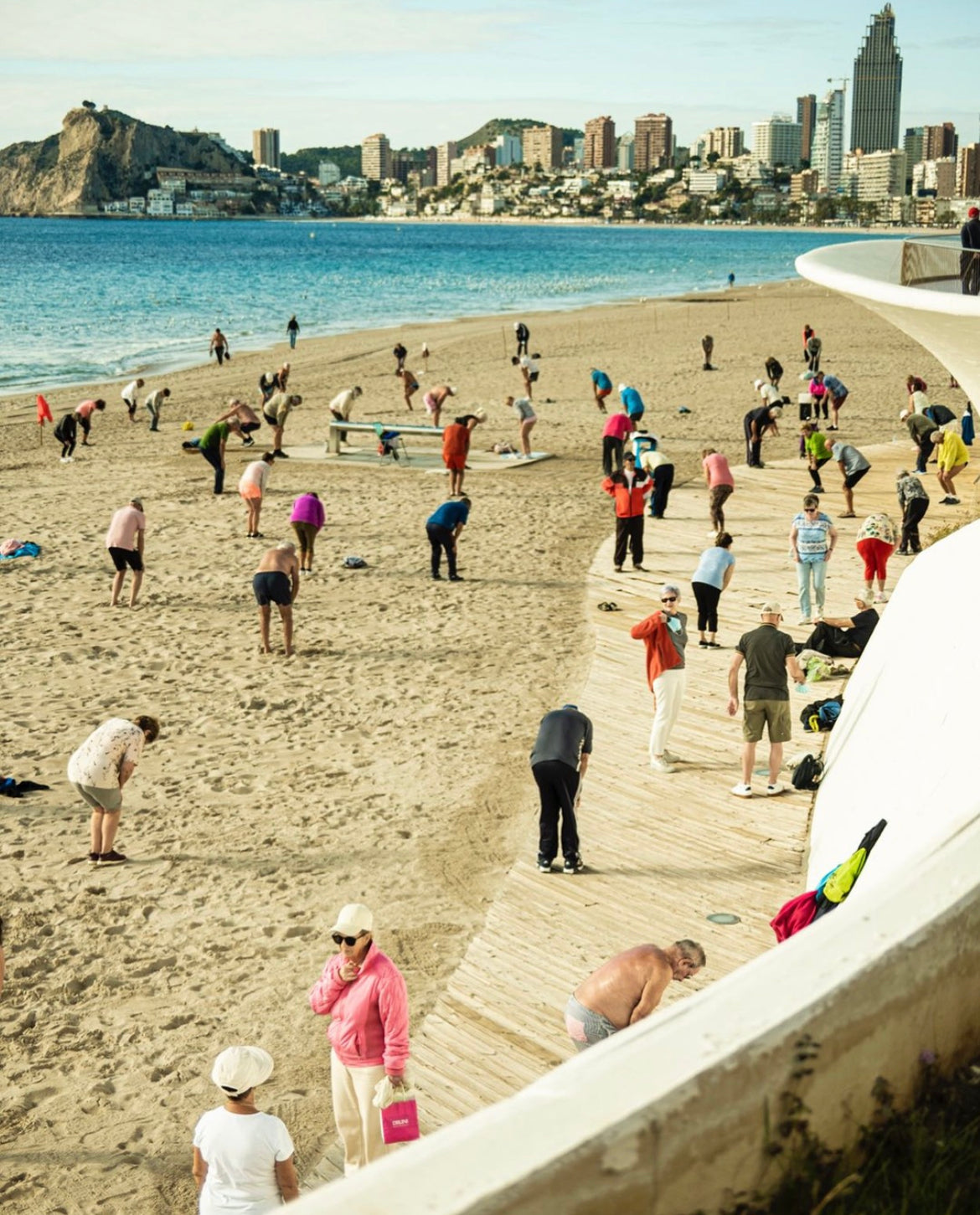 Señores hacen gimnasia.