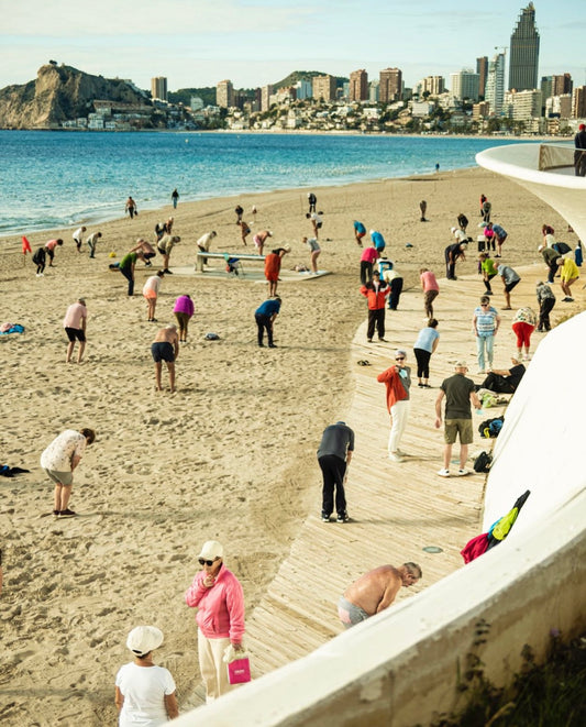 Señores hacen gimnasia.